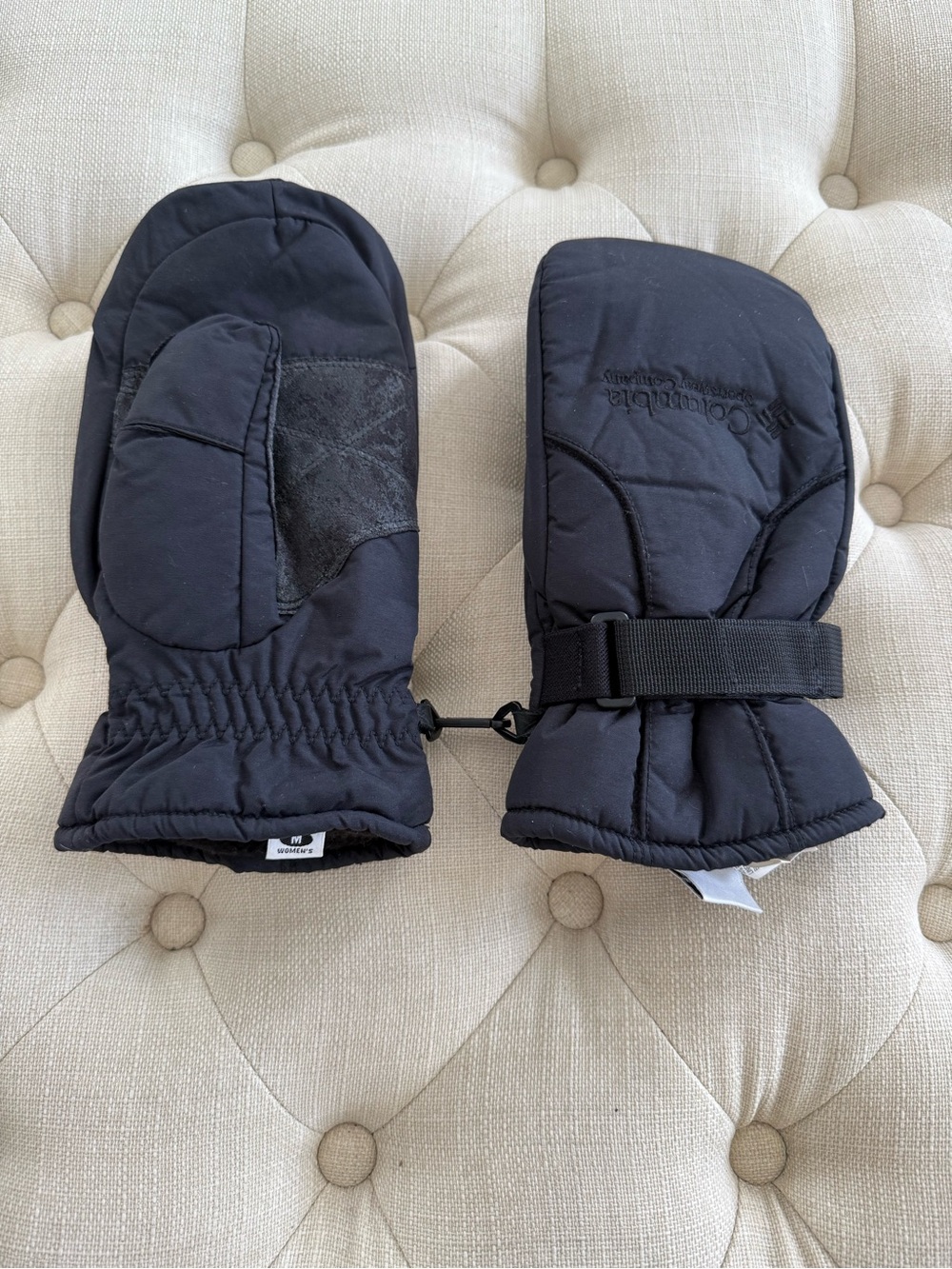 Columbia Black Padded Mittens with Wrist Strap